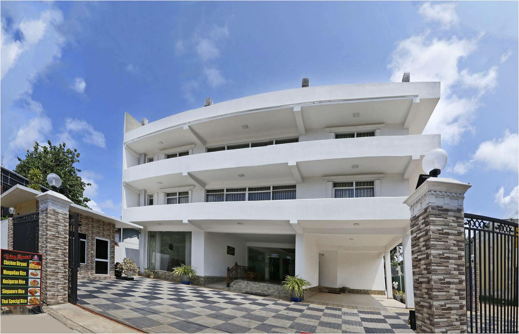 Ronaka Airport Transit Hotel Катунаяка Экстерьер фото